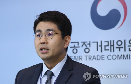 홍정석 공정위 할부거래과장이 12일 세종시 정부세종청사 공정거래위원회에서 각 상조공제조합에서 운영 중인 대체서비스를 '내상조 그대로' 서비스로 통합해 소비자 피해를 막는 방안에 대해 발표하고 있다. 연합뉴스